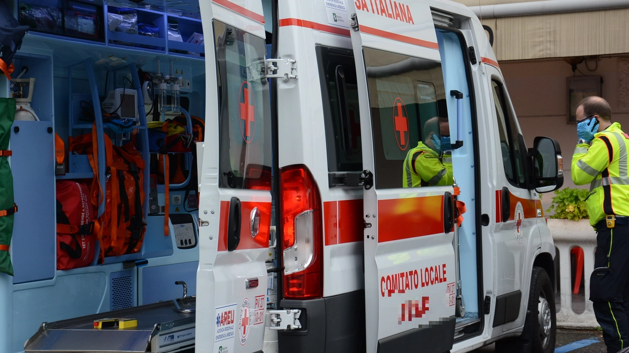 Carabinieri e ambulanza (foto di archivio) Carabinieri e ambulanza (foto di archivio)