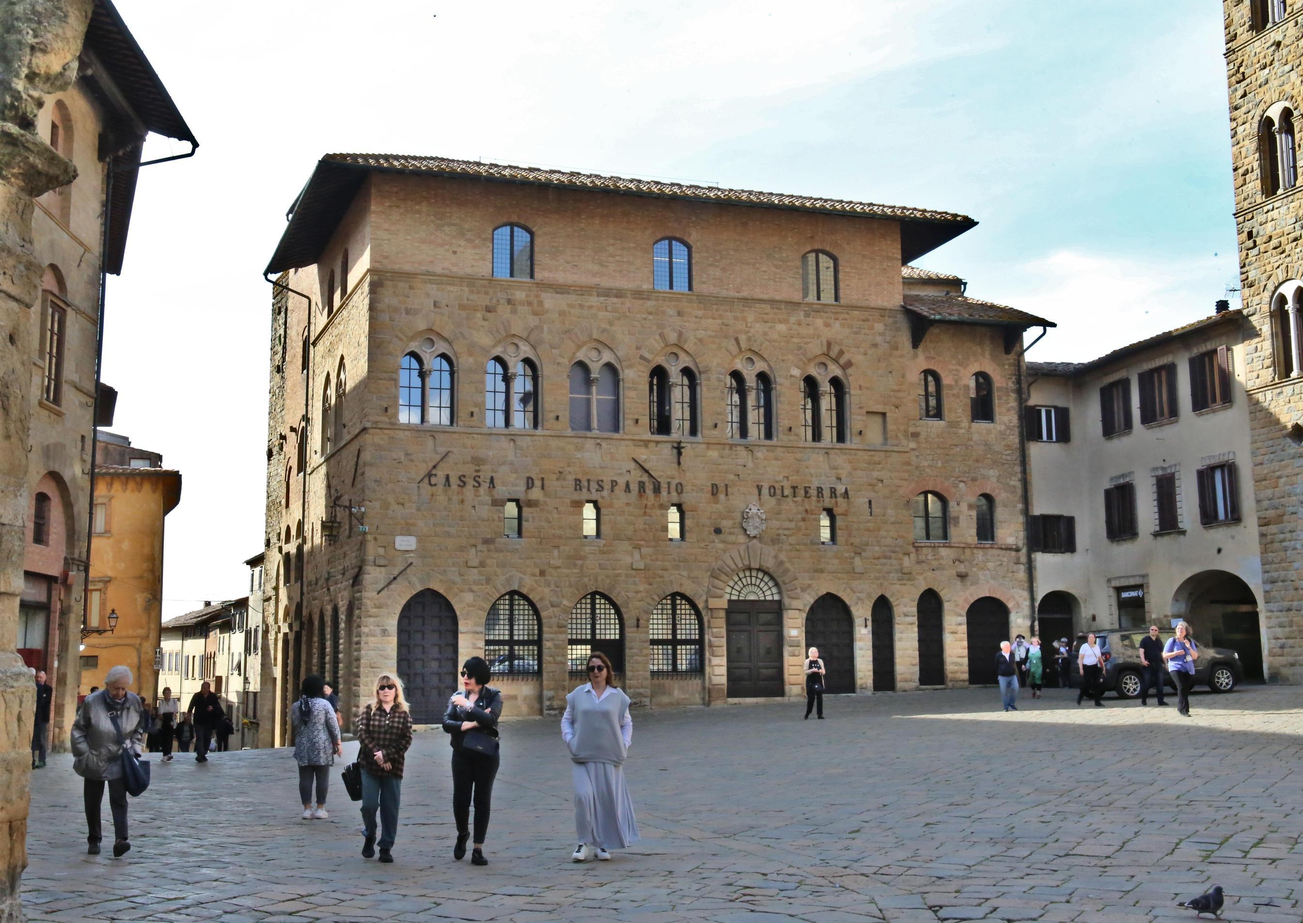https://www.lanazione.it/image-service/view/acePublic/alias/contentid/ZDcwNmJlMDItYTYxMy00/0/turismo-e-commercio-in-crisi-servono-risposte-immediate.jpeg