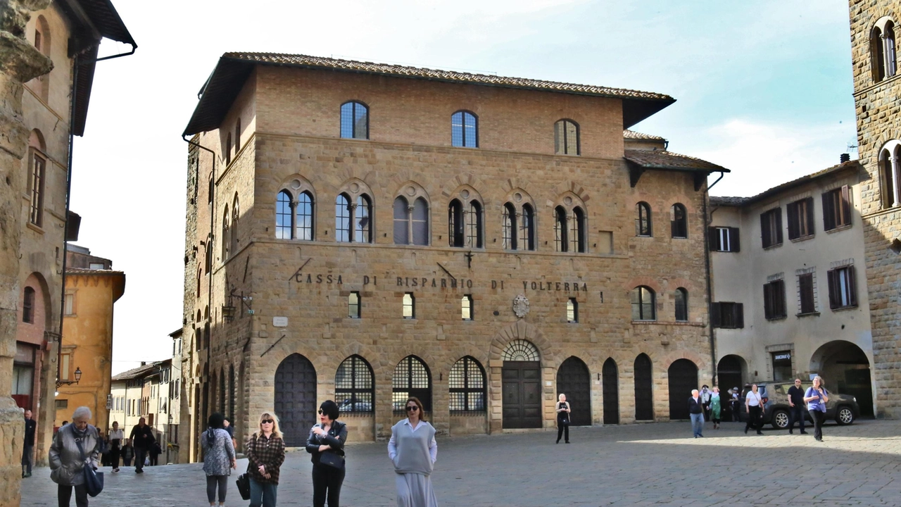 A sinistra l’interno del museo «Guarnacci» che raccoglie i tesori etruschi. Qui a fianco il centro di Volterra A sinistra l’interno del museo «Guarnacci» che raccoglie i tesori etruschi. Qui a fianco il centro di Volterra
