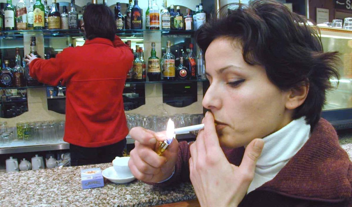 Vent’anni fa l’estate senza fumo: "Così cambiò la movida fiorentina. Ma il divieto fece bene a tutti" Vent’anni fa l’estate senza fumo: "Così cambiò la movida fiorentina. Ma il divieto fece bene a tutti"