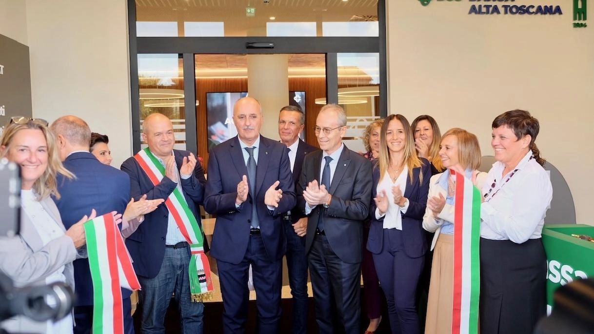 Giornata di festa a Vignole, nella sede storica dell’istituto di credito "Innovazione nel solco della tradizione: massima attenzione ai soci". In chiusura convegno con i massimi esponenti del credito cooperativo. Giornata di festa a Vignole, nella sede storica dell’istituto di credito "Innovazione nel solco della tradizione: massima attenzione ai soci". In chiusura convegno con i massimi esponenti del credito cooperativo.