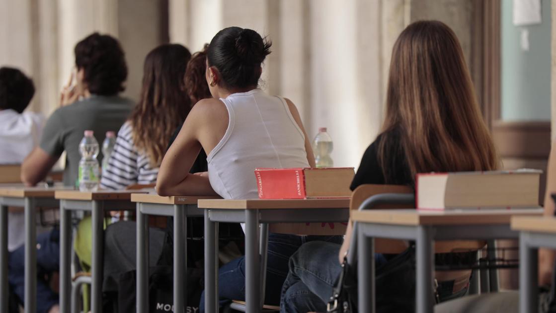 https://www.lanazione.it/image-service/view/acePublic/alias/contentid/ZDcxNDBjOWYtYmU1Zi00/1/studenti-all-esame-di-maturita-aumentano-i-casi-di-chi-rifiuta-di-sostenere-l-orale-perche-ha-gia-ottenuto-il-punteggio-minimo.jpeg?f=16:9&w=1200&h=630