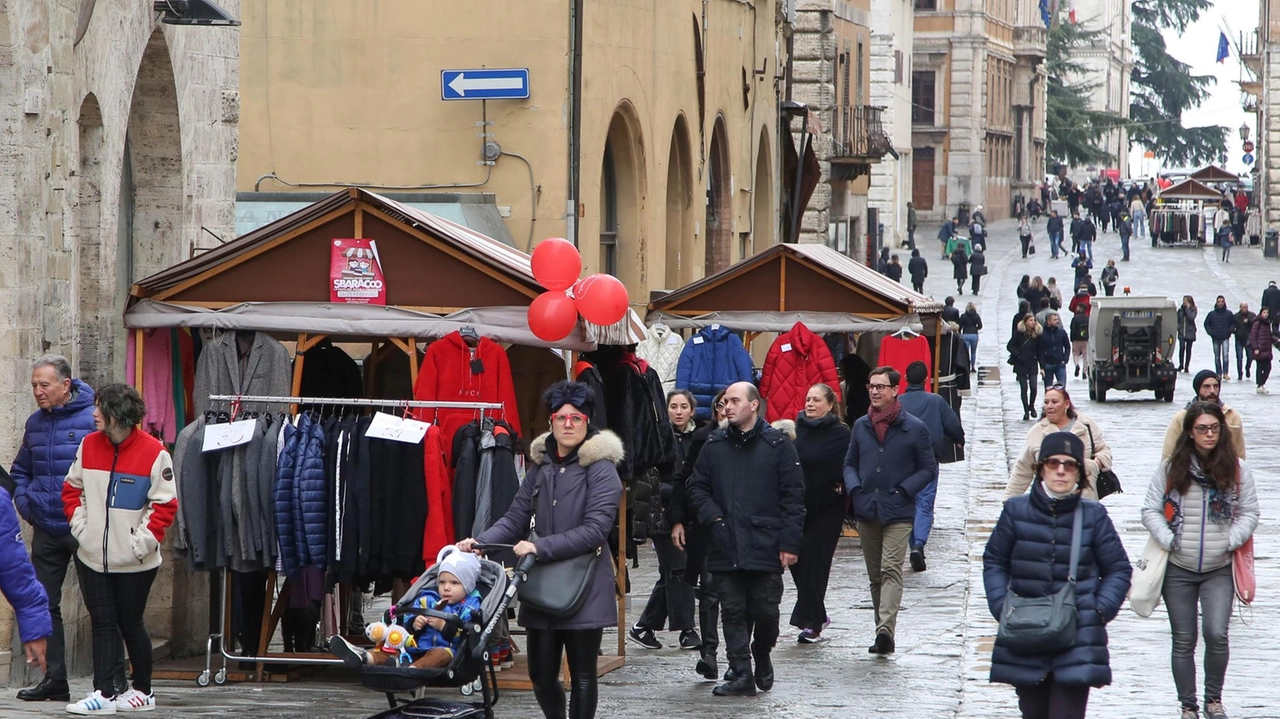Dai gioielli agli articoli per la casa, dai profumi ai prodotti di erboristeria, dai casalinghi all’abbigliamento, ogni angolo del centro... Dai gioielli agli articoli per la casa, dai profumi ai prodotti di erboristeria, dai casalinghi all’abbigliamento, ogni angolo del centro...