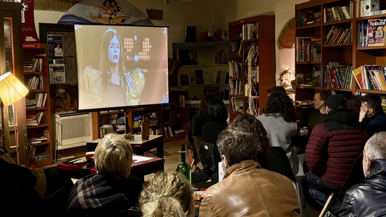 Gli amici di Lucio Corsi seguono l’esibizione del cantautore sul maxischermo preparato nella libreria Palomar Gli amici di Lucio Corsi seguono l’esibizione del cantautore sul maxischermo preparato nella libreria Palomar