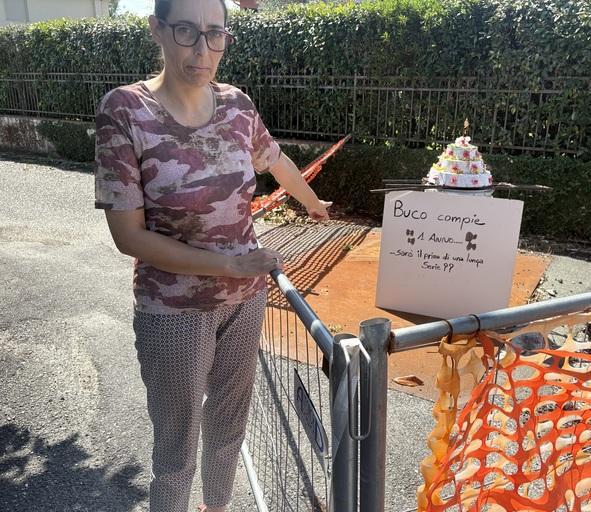 https://www.lanazione.it/image-service/view/acePublic/alias/contentid/ZDcyNmNmZWMtOWMzNS00/0/compie-un-anno-il-cratere-di-via-siena.jpeg?f=1.91:1&w=1200