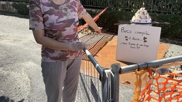 Veronica Reccanello vive in via Siena dal 2015 e mostra la torta con le candeline per l’anniversario della buca Veronica Reccanello vive in via Siena dal 2015 e mostra la torta con le candeline per l’anniversario della buca