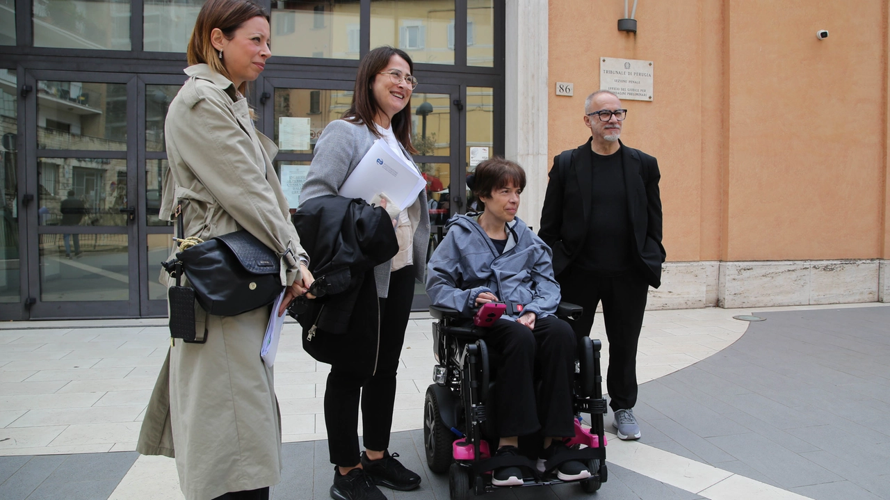 Laura santi fuori dal tribunale Laura santi fuori dal tribunale