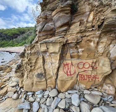 Atto vandalico. Scogliere: "imbrattate" Atto vandalico. Scogliere: "imbrattate"