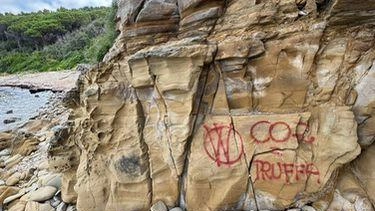 Atto vandalico a Cala Martina, uno dei luoghi più suggestivi e simbolici del territorio di Scarlino. Ieri mattina alcuni turisti... Atto vandalico a Cala Martina, uno dei luoghi più suggestivi e simbolici del territorio di Scarlino. Ieri mattina alcuni turisti...