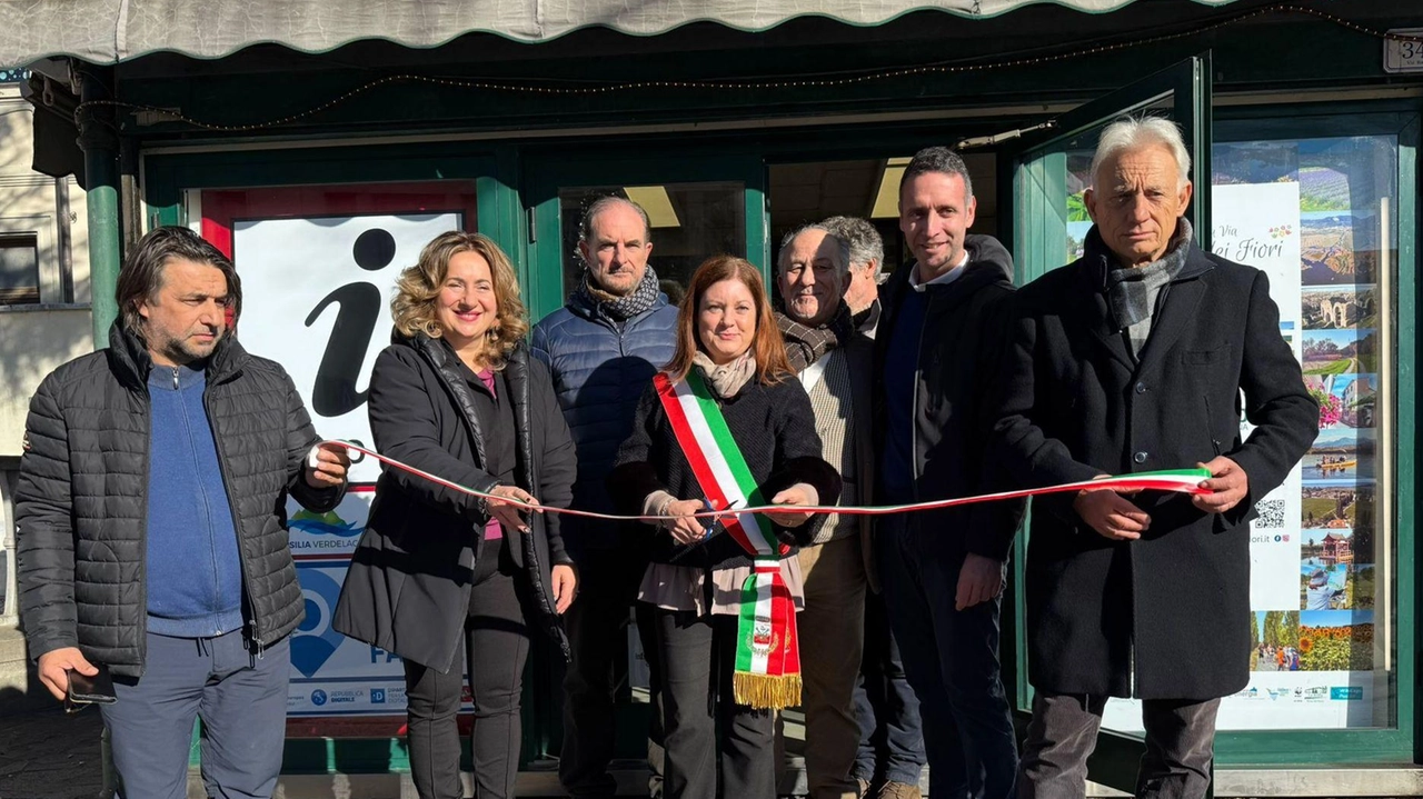 La sindaca Simona Barsotti all’inaugurazione del nuovo punto d’informazione turistica all’ex edicola accanto al municipio La sindaca Simona Barsotti all’inaugurazione del nuovo punto d’informazione turistica all’ex edicola accanto al municipio