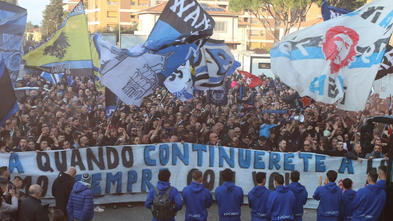 Striscioni, fumogeni e tantissima passione prima del derby. I giocatori applaudono. E c’è chi non dorme già da giorni. Striscioni, fumogeni e tantissima passione prima del derby. I giocatori applaudono. E c’è chi non dorme già da giorni.