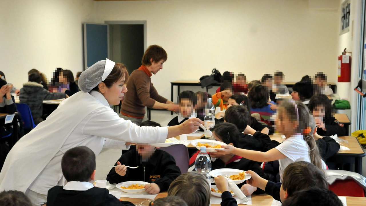 Una mensa scolastica (foto di archivio) Una mensa scolastica (foto di archivio)
