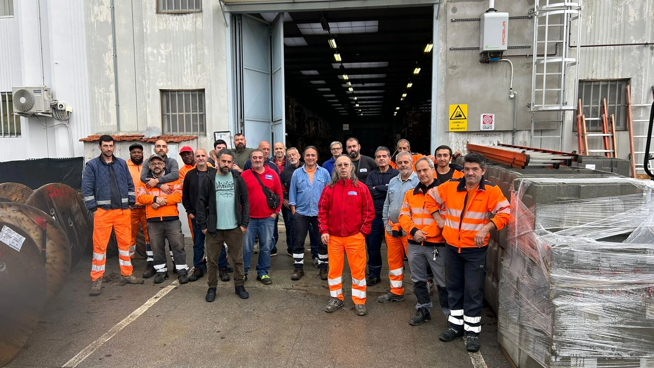 La protesta dei lavoratori davanti all’ingresso dell’azienda a Campi Bisenzio La protesta dei lavoratori davanti all’ingresso dell’azienda a Campi Bisenzio