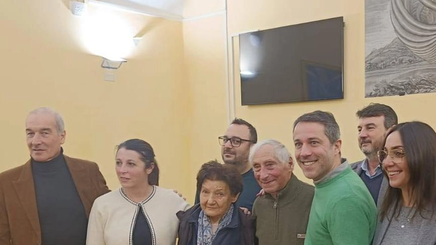 SAN GIUSTINO - Per i suoi 90 anni una festa a sorpresa nella sala consiliare di San Giustino che si... SAN GIUSTINO - Per i suoi 90 anni una festa a sorpresa nella sala consiliare di San Giustino che si...