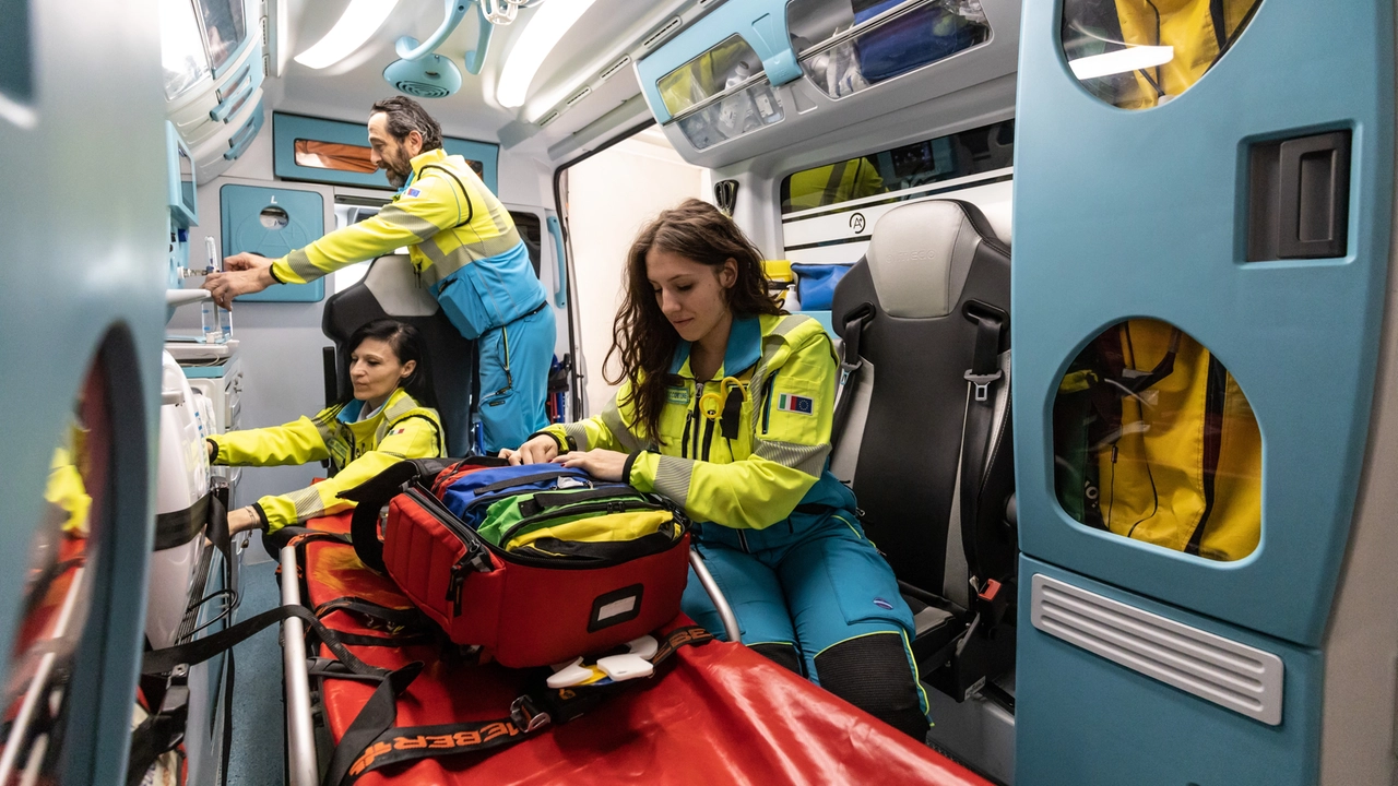 Nell’immagine d’archivio volontari su un’ambulanza. Si moltiplicano le segnalazioni di disagi per i trasporti socio sanitari (Foto Germogli) Nell’immagine d’archivio volontari su un’ambulanza. Si moltiplicano le segnalazioni di disagi per i trasporti socio sanitari (Foto Germogli)