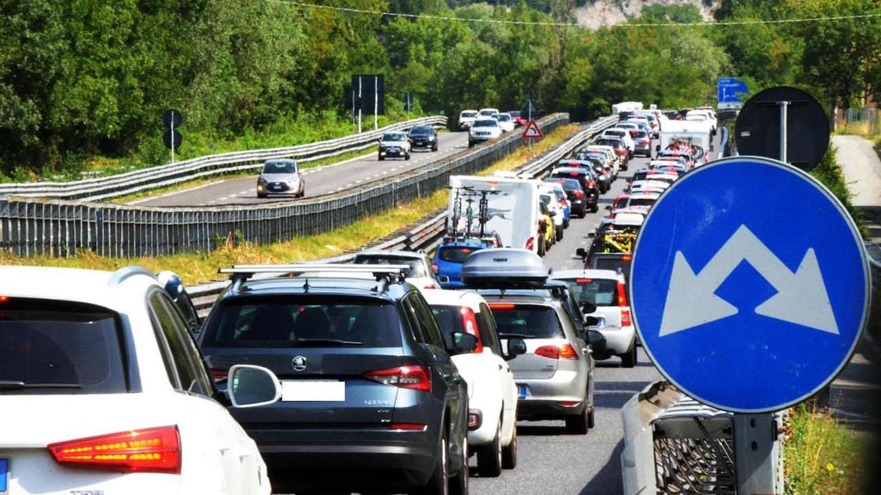Traffico sulle strade (foto di archivio) Traffico sulle strade (foto di archivio)