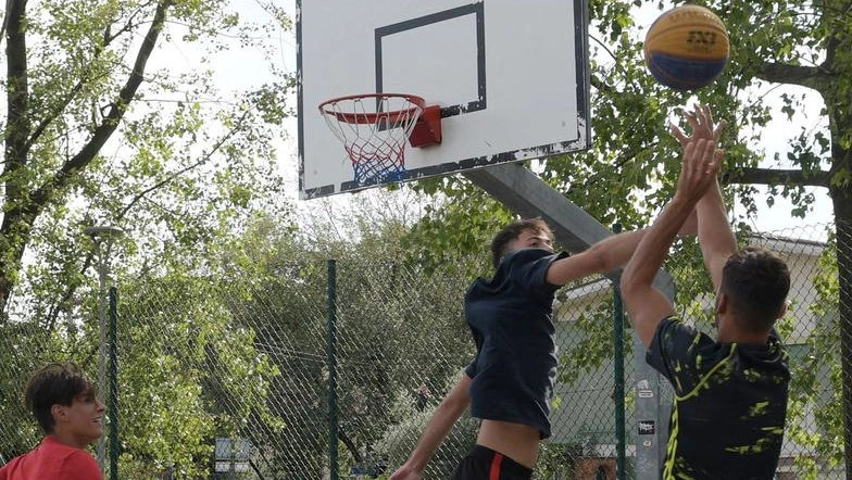 Sportivi in un campo di street-basket (foto d'archivio) Sportivi in un campo di street-basket (foto d'archivio)