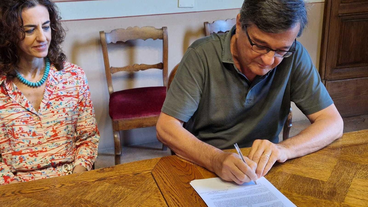 La firma del sindaco Fabrizio Innocenti con accanto l’ingegner Antonella Vadalà dell’Agenzia del Demanio La firma del sindaco Fabrizio Innocenti con accanto l’ingegner Antonella Vadalà dell’Agenzia del Demanio