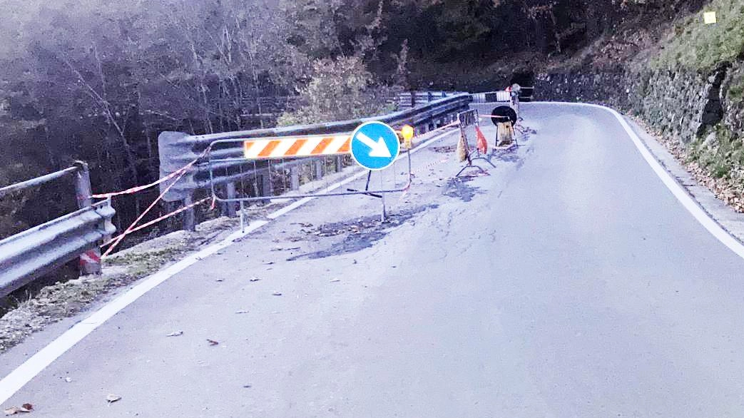 La situazione della strada provinciale 72, che da tempo crea danni e disagi alla viabilità nella zona della Garfagnana (Foto Borghesi) La situazione della strada provinciale 72, che da tempo crea danni e disagi alla viabilità nella zona della Garfagnana (Foto Borghesi)