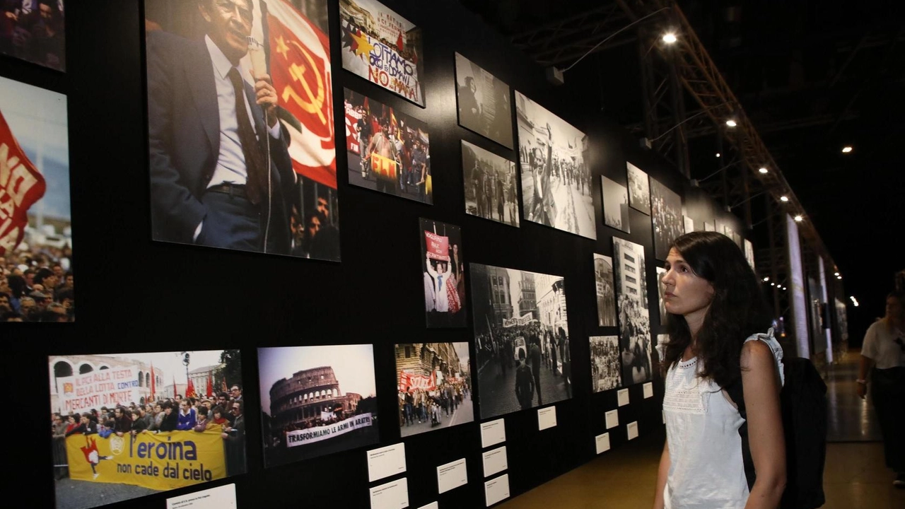 In alto la mostra. A destra la giornalista, figlia del leader comunista, Bianca Berlinguer e Massimo Gramigni presidente dell’associazione Nelson Mandela In alto la mostra. A destra la giornalista, figlia del leader comunista, Bianca Berlinguer e Massimo Gramigni presidente dell’associazione Nelson Mandela