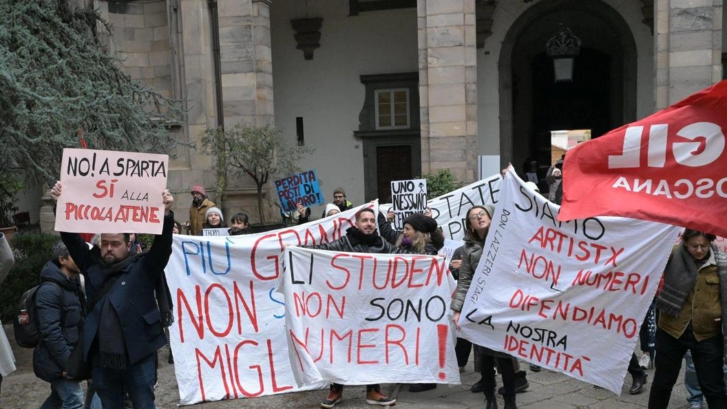 È intervenuto sulla questione accorpamenti Pasquale Cuomo, segretario generale della Flc Cgil della Toscana "Bene così, anche con 15 alunni in meno rispetto ai 600 richiesti, una realtà radicata non deve sparire" . È intervenuto sulla questione accorpamenti Pasquale Cuomo, segretario generale della Flc Cgil della Toscana "Bene così, anche con 15 alunni in meno rispetto ai 600 richiesti, una realtà radicata non deve sparire" .