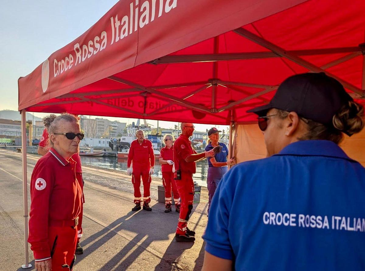 sbarcati in porto 26 migranti a bordo della 8217solidaire8217 accolti dalla croce rossa