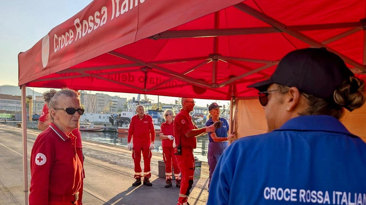 Le operazioni sono state completate sul molo di Calata Paita nel corso della mattinata. La macchina dell’accoglienza disposta dalla Prefettura ha funzionato senza intoppi . Le operazioni sono state completate sul molo di Calata Paita nel corso della mattinata. La macchina dell’accoglienza disposta dalla Prefettura ha funzionato senza intoppi .