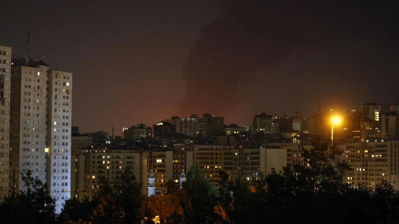 Un drone israeliano ha preso di mira il Ministero della Difesa a Teheran, danneggiando edifici e depositi di carburante. Un drone israeliano ha preso di mira il Ministero della Difesa a Teheran, danneggiando edifici e depositi di carburante.