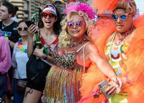 https://www.lanazione.it/image-service/view/acePublic/alias/contentid/ZDdmMjA1MDQtNmJmNS00/0/tutti-i-colori-del-toscana-pride-attese-in-citta-30mila-presenze-e-ce-anche-una-delegazione-cinese.jpeg