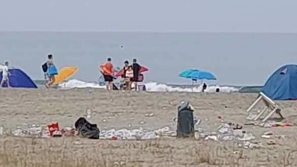 L’alba, dopo Ferragosto, sulla spiaggia libera della Darsena ha illuminato un orizzonte sconfortante. Abbandonati sulla riva, senza alcun rispetto, ... L’alba, dopo Ferragosto, sulla spiaggia libera della Darsena ha illuminato un orizzonte sconfortante. Abbandonati sulla riva, senza alcun rispetto, ...