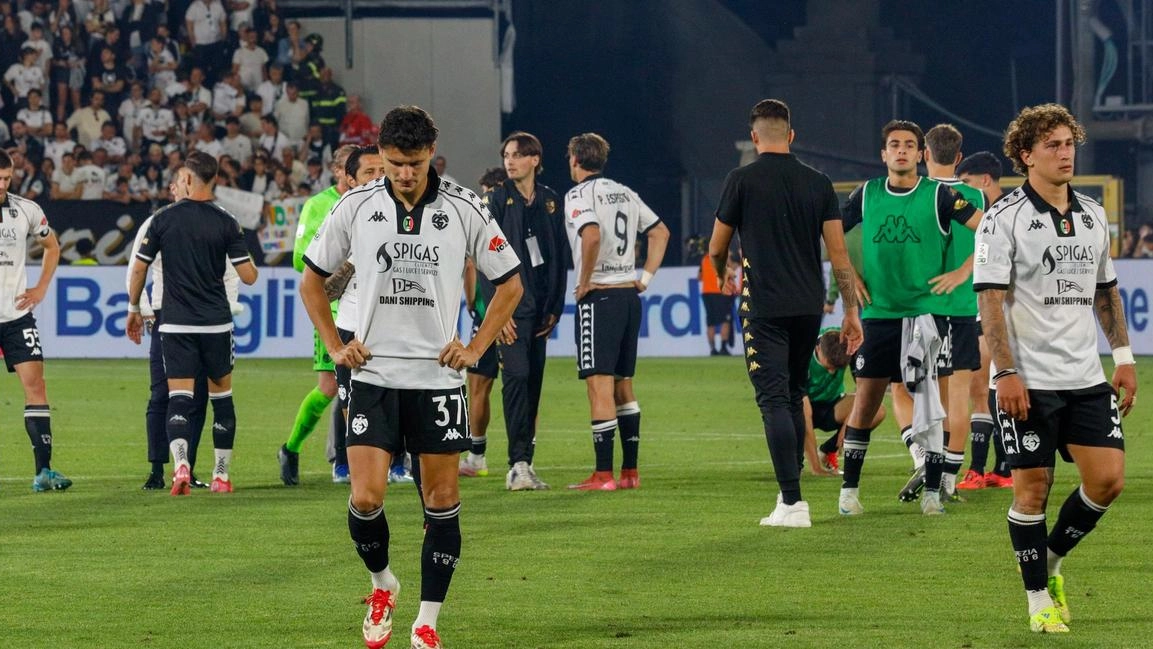 Il sostegno compatto dello stadio è stato incessante per tutta la partita. Un boato ha accompagnato l’ingresso degli aquilotti nel pre gara. E poi le lacrime dei ragazzi distrutti applauditi con affetto dalla curva .