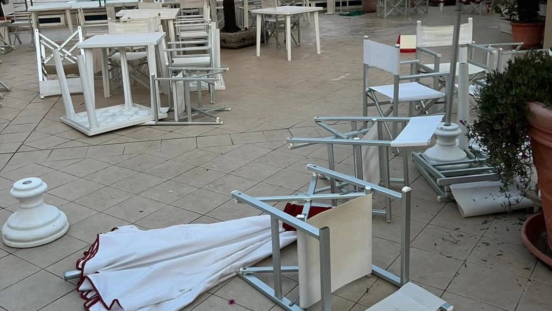 Notte brava in spiaggia. Danni e vandalismi in diversi bagni