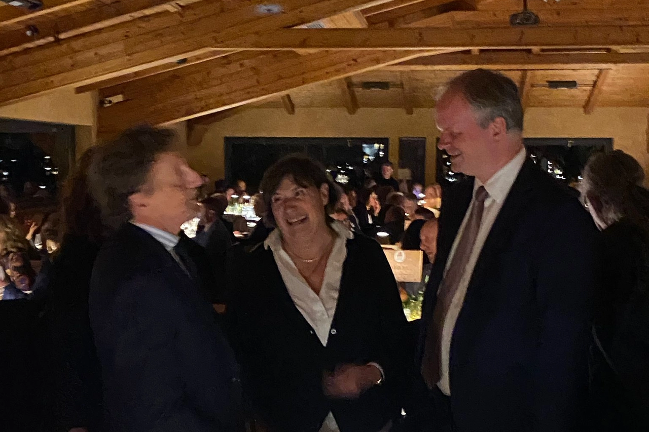 Eike Schmidt durante la serata. Qui è con Stefania Saccardi