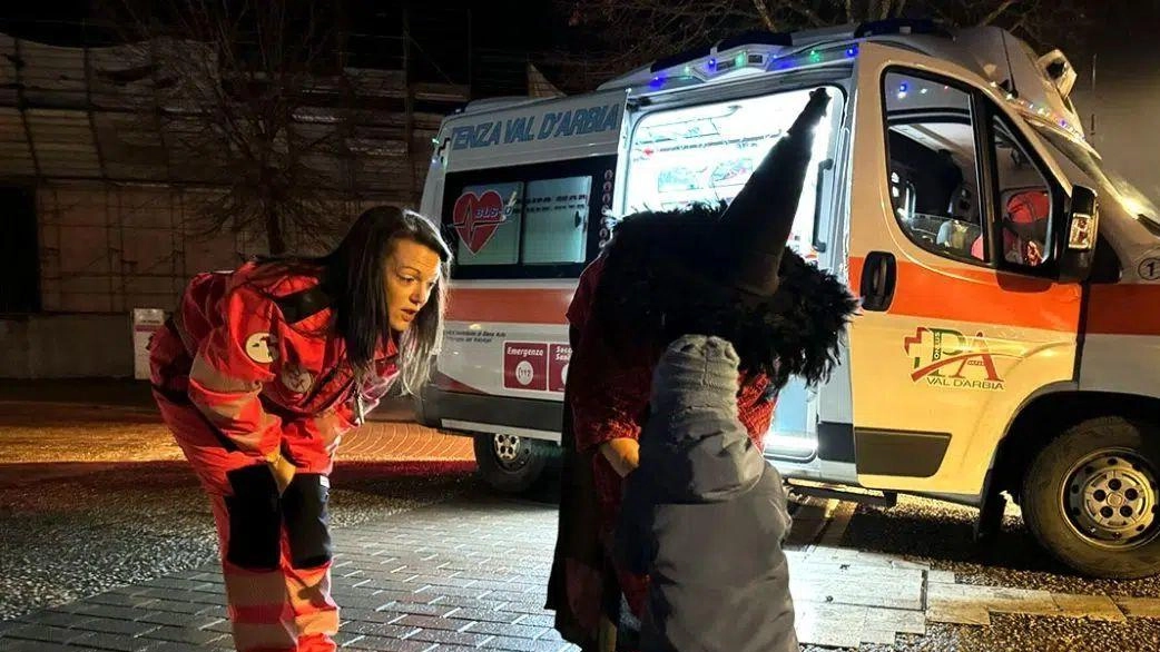L’iniziativa per i bambini organizzata dalla Pubblica assistenza Val d’Arbia. Marcello veste i panni della Befana, con le aiutanti Cenere e Carbone. L’iniziativa per i bambini organizzata dalla Pubblica assistenza Val d’Arbia. Marcello veste i panni della Befana, con le aiutanti Cenere e Carbone.