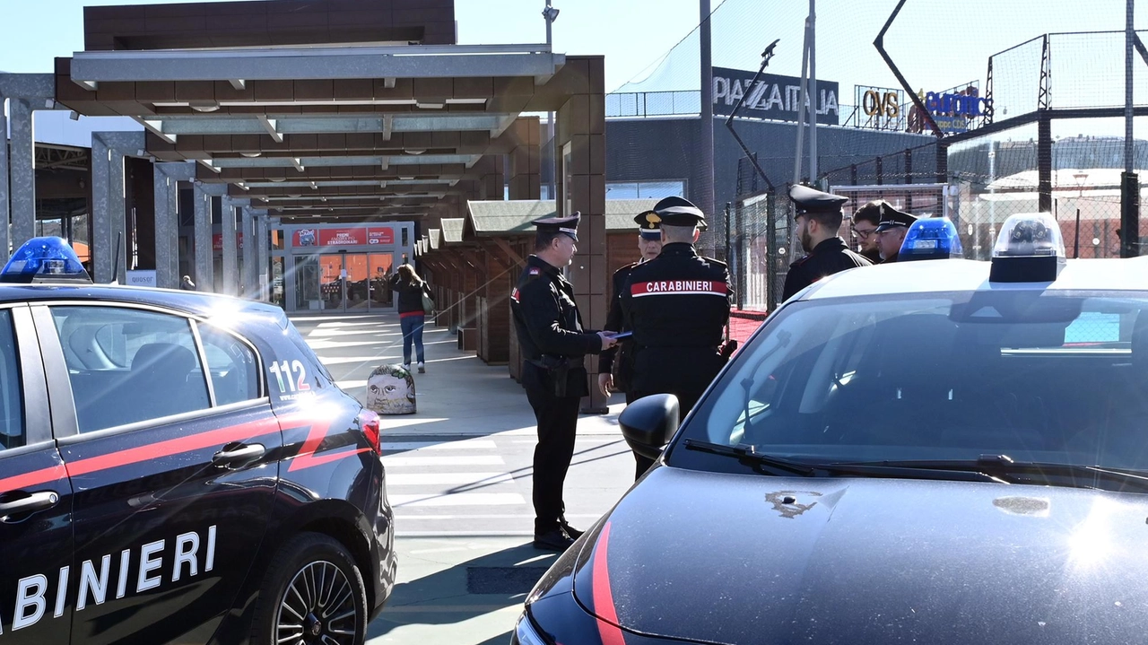 Le vetrinette del negozio vuote. Sulla spaccata indagano i carabinieri (. Fotoservizio Crocchioni Le vetrinette del negozio vuote. Sulla spaccata indagano i carabinieri (. Fotoservizio Crocchioni