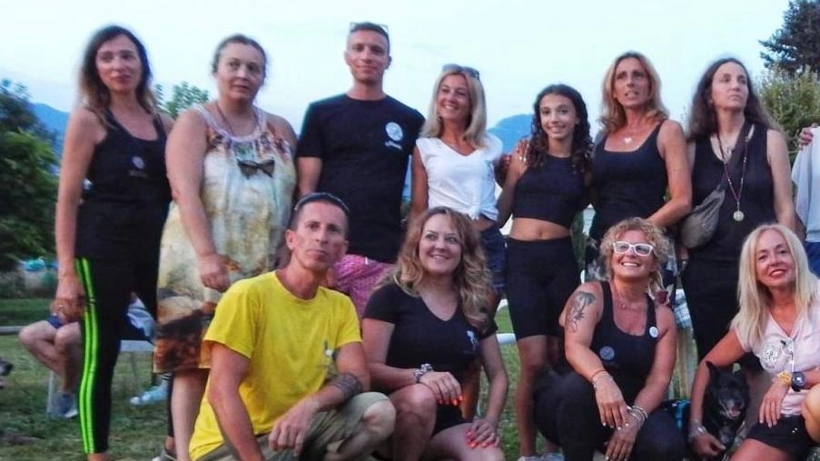 Le volontarie e i volontari di “Nati liberi“ durante l’apericena di autofinanziamento al rifugio in via Saponiera a Pietrasanta Le volontarie e i volontari di “Nati liberi“ durante l’apericena di autofinanziamento al rifugio in via Saponiera a Pietrasanta