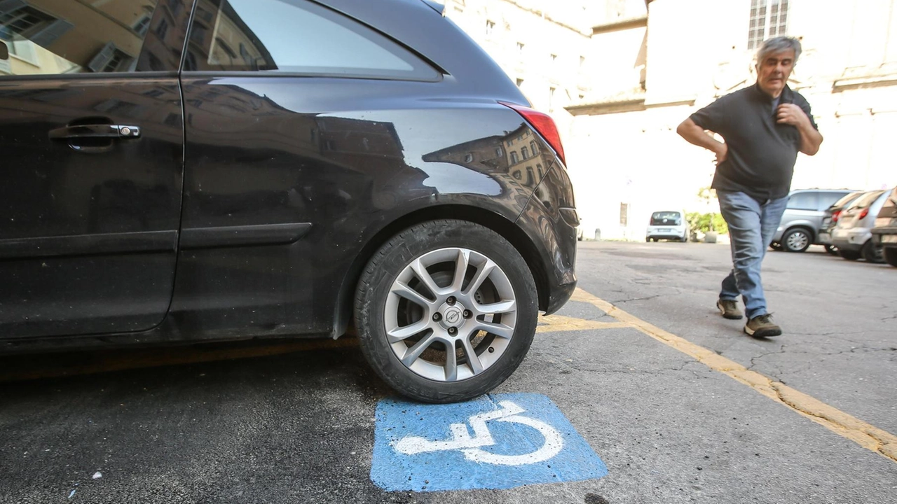 Quando l’unico parcheggio è occupato da altri che hanno il diritto di sostare, la coppia è costretta a trovare un altro stallo molto più distante (Foto d’archivio) Quando l’unico parcheggio è occupato da altri che hanno il diritto di sostare, la coppia è costretta a trovare un altro stallo molto più distante (Foto d’archivio)