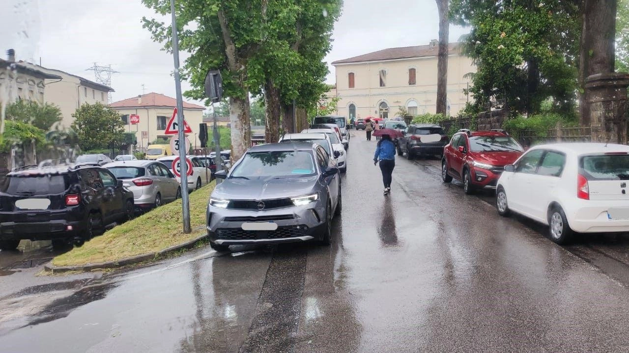 La strada in cui è rimasto bloccato l’autobus a causa della sosta selvaggia (foto di Autolinee toscane) La strada in cui è rimasto bloccato l’autobus a causa della sosta selvaggia (foto di Autolinee toscane)