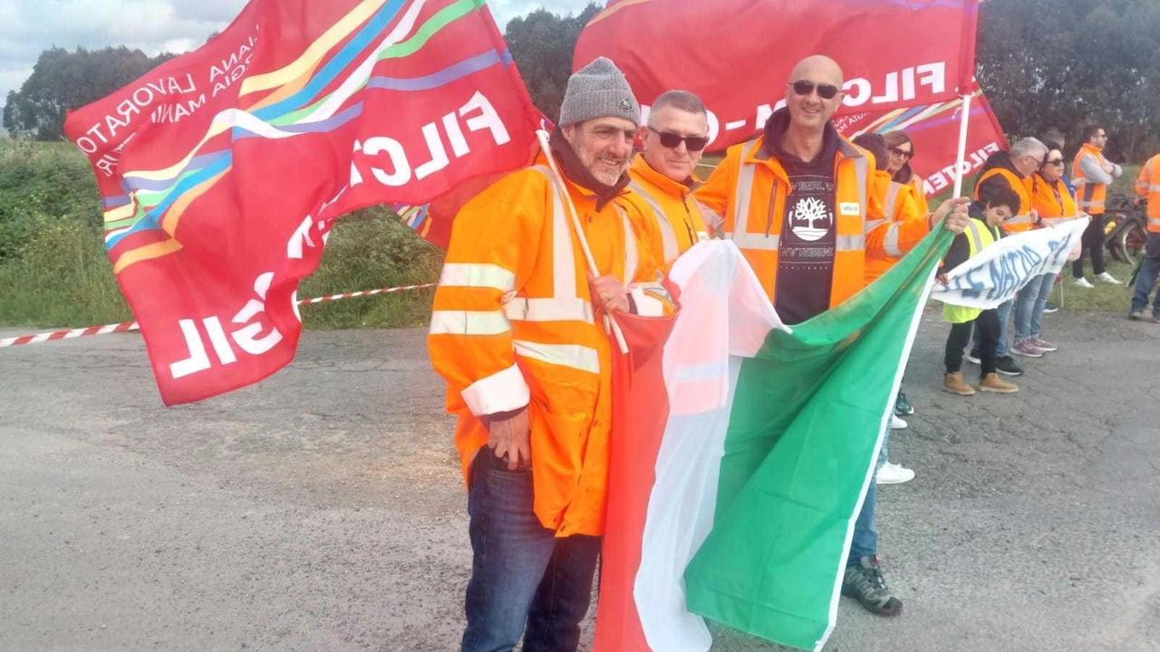 Gli operai della Venator alzano ancora la voce. In occasione della tappa con arrivo a Follonica della corsa ciclistica “Tirreno... Gli operai della Venator alzano ancora la voce. In occasione della tappa con arrivo a Follonica della corsa ciclistica “Tirreno...