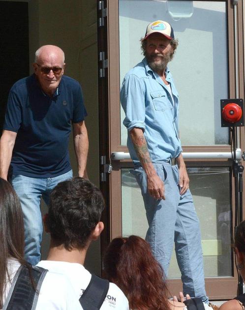 Rondine: Jovanotti suona la campanella: "Vi invidio, qui diventate leader di pace" Rondine: Jovanotti suona la campanella: "Vi invidio, qui diventate leader di pace"