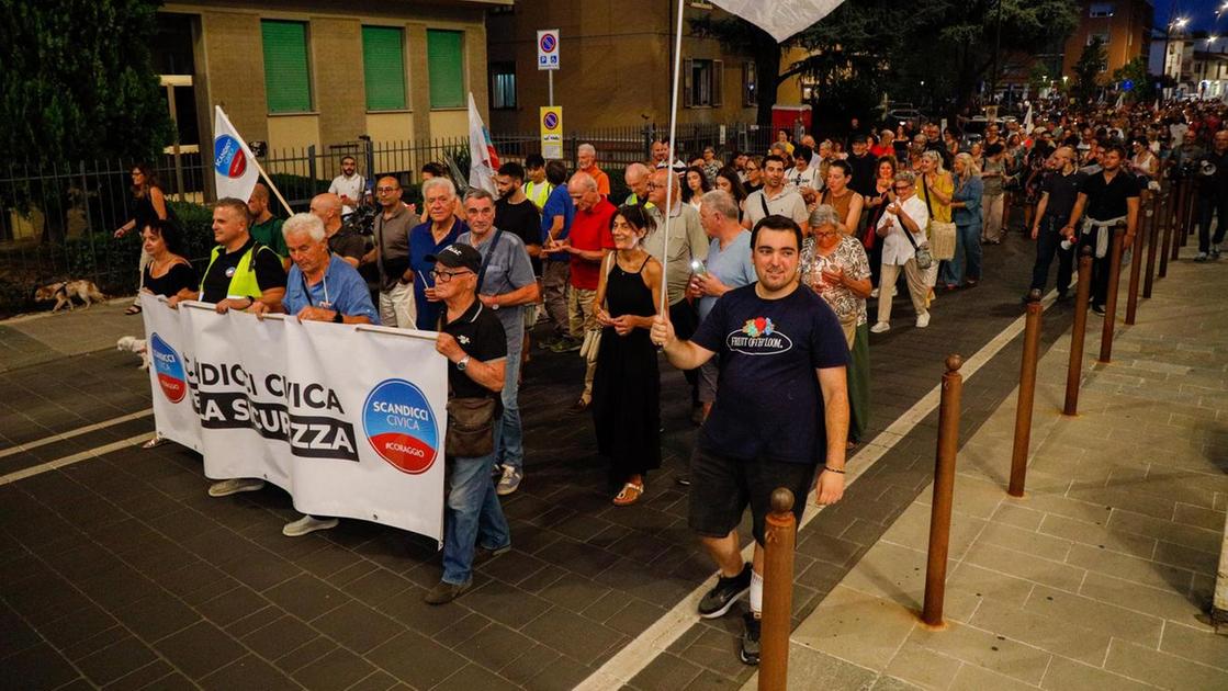 Trecento fiaccole accese per la sicurezza