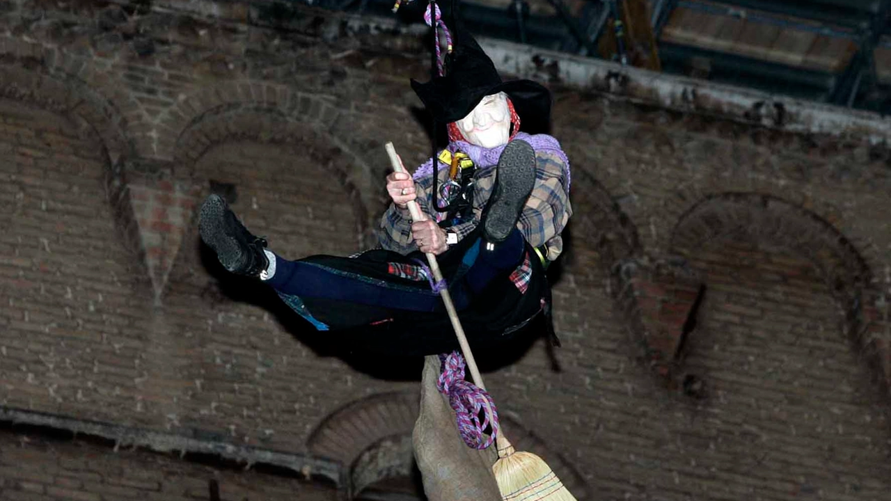 L'arrivo della Befana a Siena (Foto Fabio Di Pietro) L'arrivo della Befana a Siena (Foto Fabio Di Pietro)