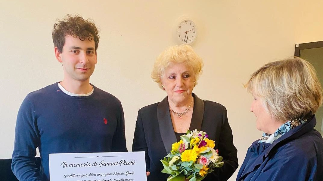 Stefania Guelfi con la rettrice Sabina Nuti e con Francesco Barcherini rappresentante. degli allievi ordinari della scuola Sant’Anna Stefania Guelfi con la rettrice Sabina Nuti e con Francesco Barcherini rappresentante. degli allievi ordinari della scuola Sant’Anna