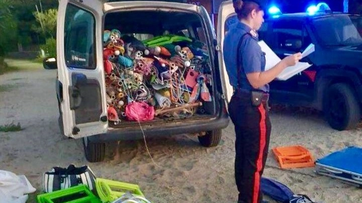 I carabinieri con la merce sequestrata I carabinieri con la merce sequestrata