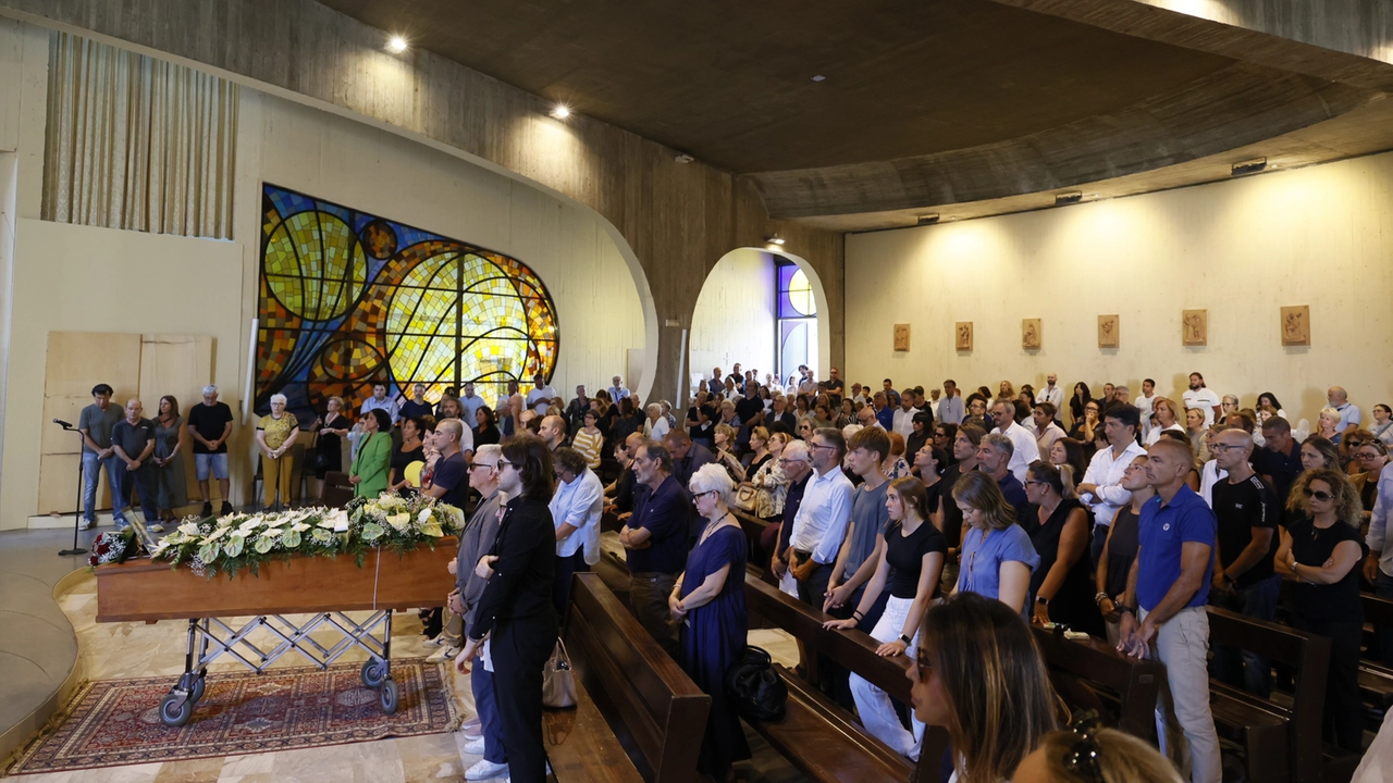 Folla al funerale Folla al funerale