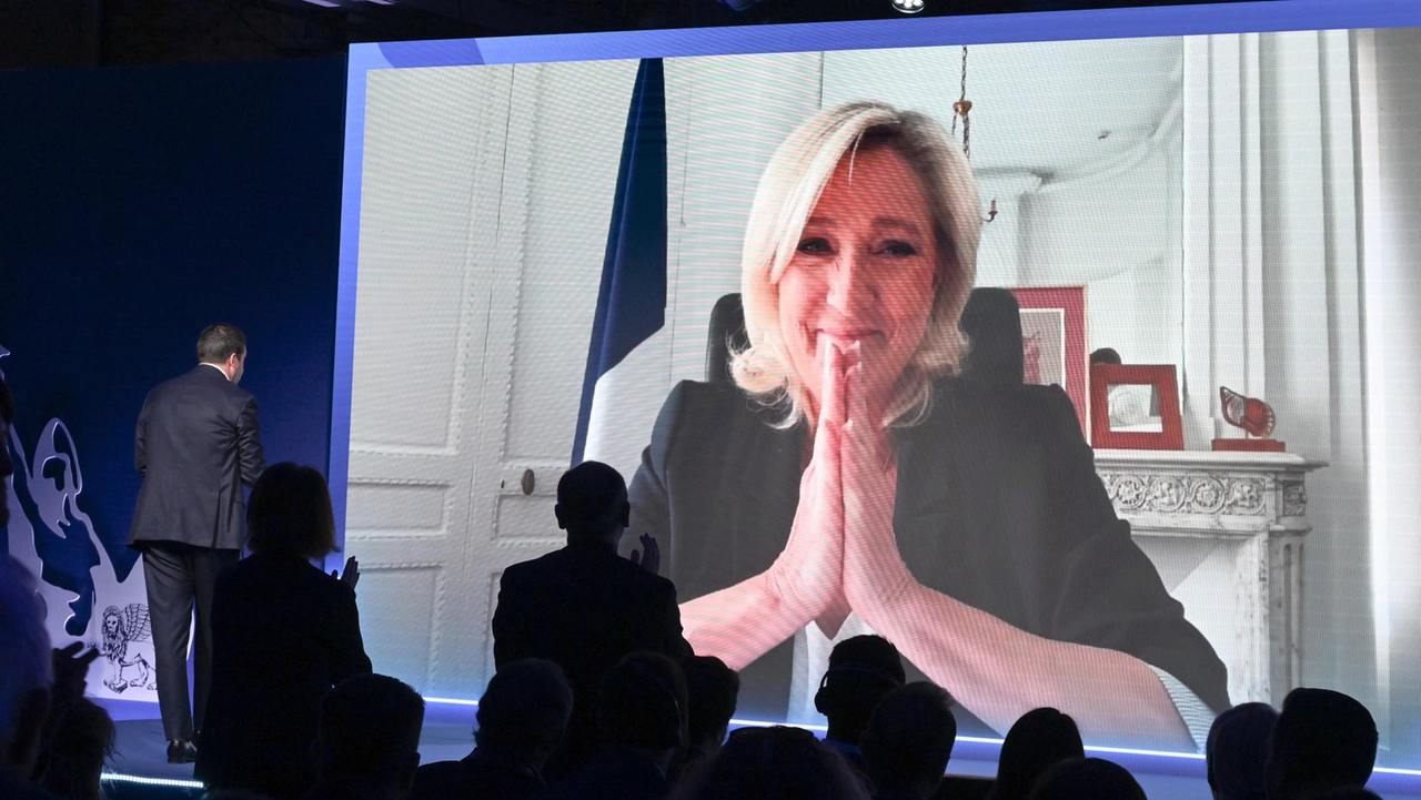 Marine Le Pen a sorpresa al congresso della Lega: “Contro di me attacco violento, non ci arrendiamo. La mia battaglia pacifica, come Martin Luther King”