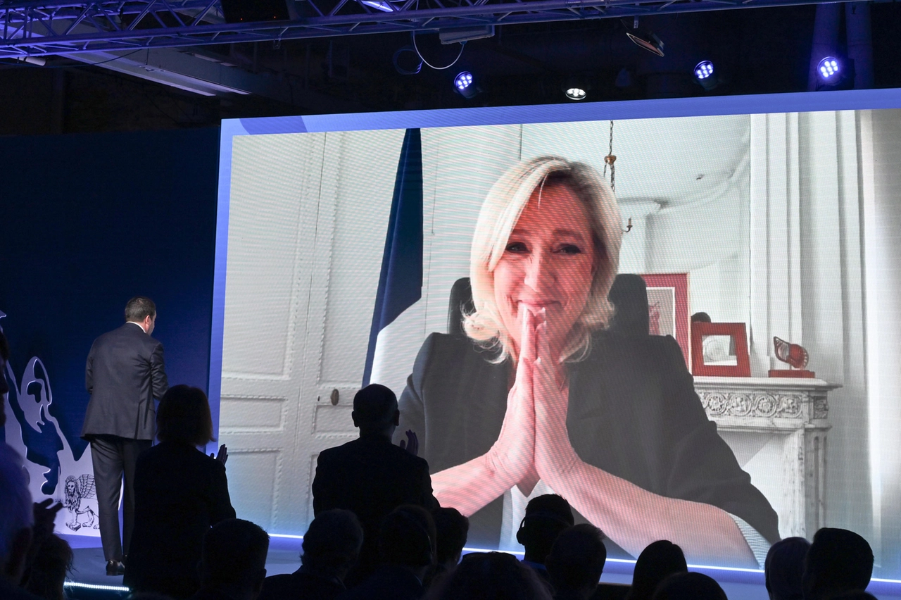 Marine Le Pen in video al congresso della Lega