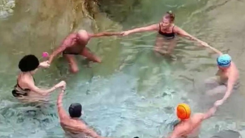 Capodanno da brivido con un bagno nelle gelide acque del Frigido, a Forno. Non è certo il tradizionale tuffo dal... Capodanno da brivido con un bagno nelle gelide acque del Frigido, a Forno. Non è certo il tradizionale tuffo dal...