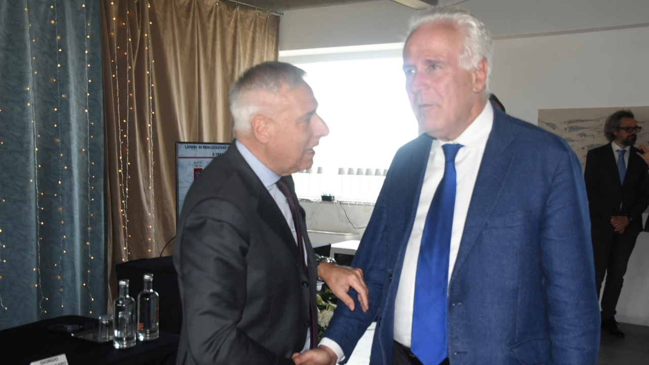 La stretta di mano fra il sindaco Del Ghingaro e il Governatore Giani alla presentazione dell’avvio dei lavori del sabbiodotto alla Cittadella della Pesca (Foto Umicini)