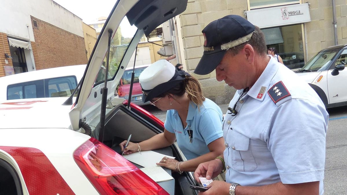 La polizia municipale è intervenuta in viale Montegrappa per eseguire i rilievi dopo l’incidente fra il rider e un’auto La polizia municipale è intervenuta in viale Montegrappa per eseguire i rilievi dopo l’incidente fra il rider e un’auto